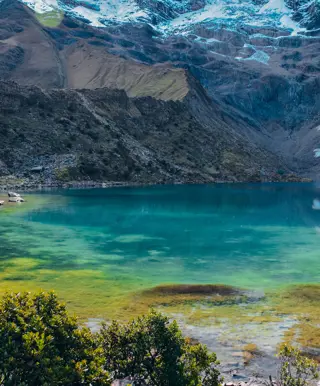 Wandere zur blauen Lagune von Humantay